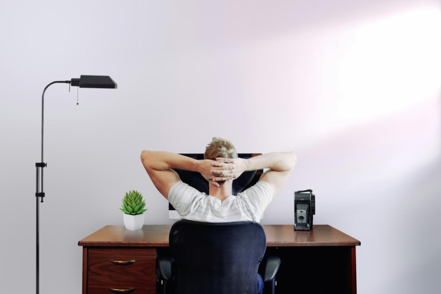 Процесс анализа финансовых данных на экране компьютера