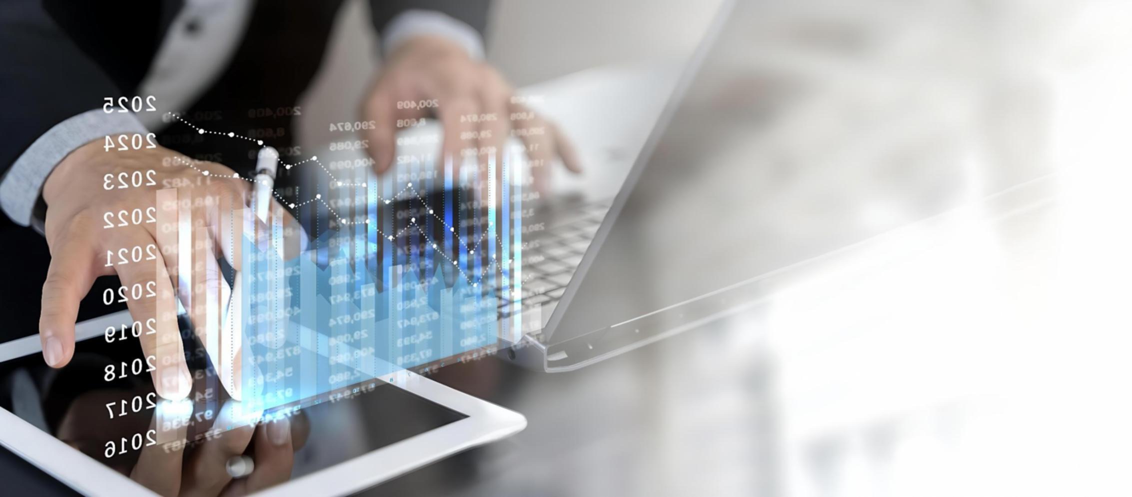 Инвестиционная команда анализирует данные на экранах в современном офисе